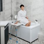 Табурет для ванны Lux 625 с увеличенным сиденьем, установка 2х ножек-присосок в ванну, 2х-на пол — изображение 2